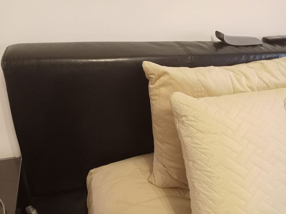 Quarto de casal com mesinhas de cabeceira