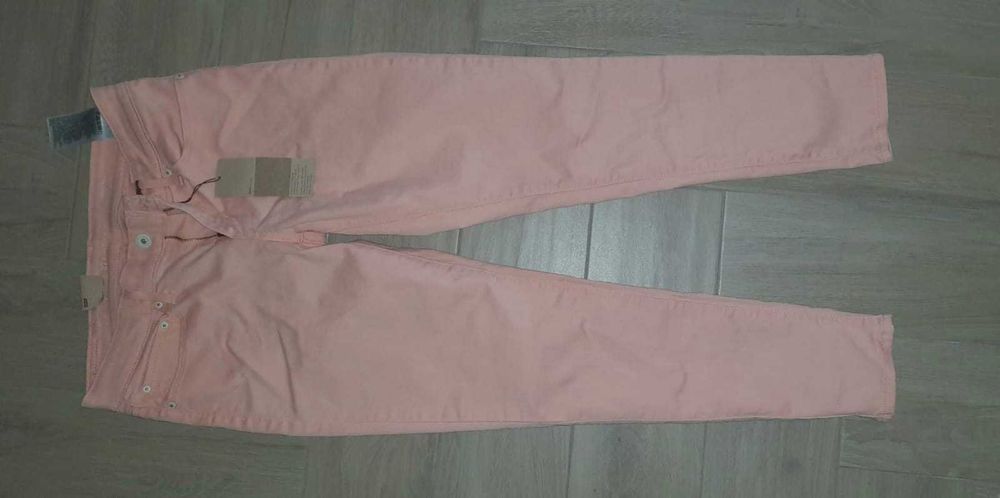 Calças Levis cor rosa salmão