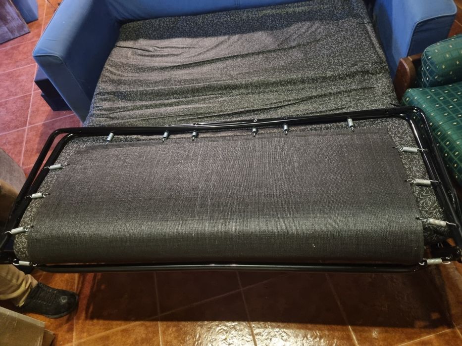 Sofa-cama em tecido azul