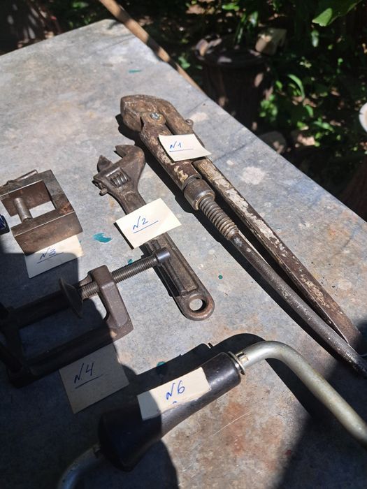 Разводные ключи, струбцины, дрели, плоскогубцы.