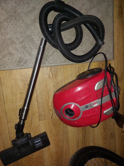 Пилосос Rotex 1800W max робочий