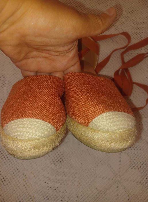 Sandálias de cunha cor de tijolo