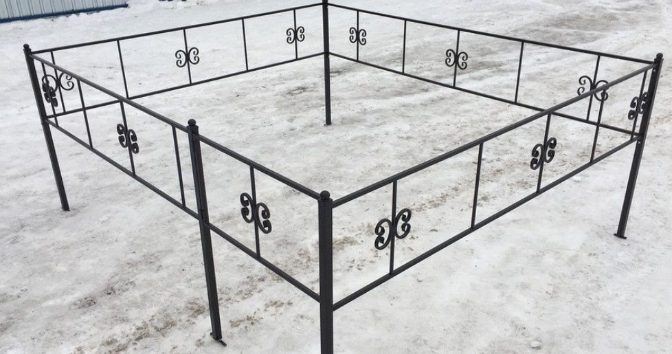 Оградки на кладбище. Лавочки. Столы из металла.