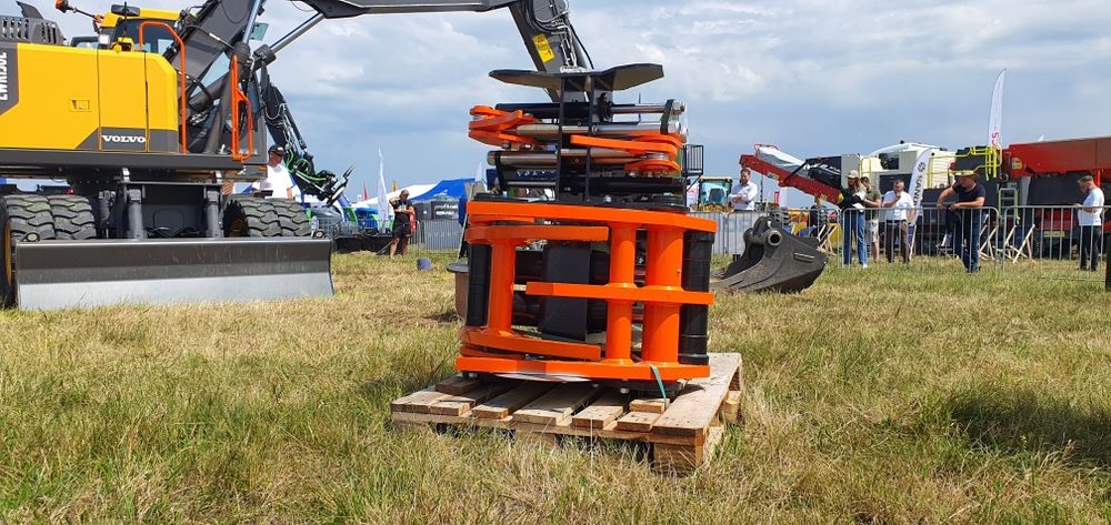 Głowica ścinkowa do drzewa z kolektorem pakietującym do koparki VOLVO