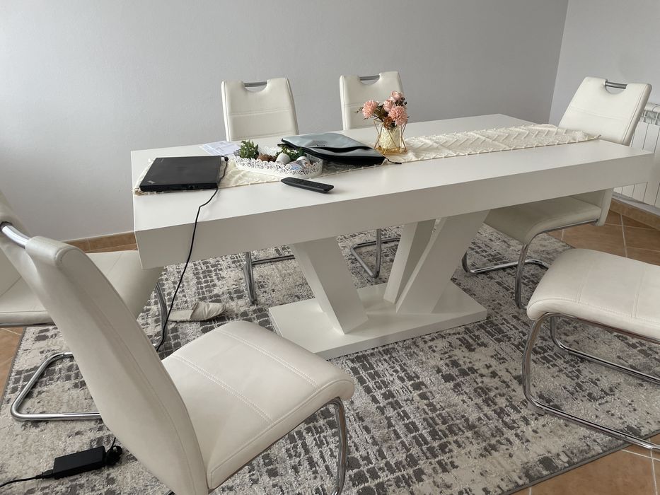 Mesa extensivel lacada com 6 cadeiras