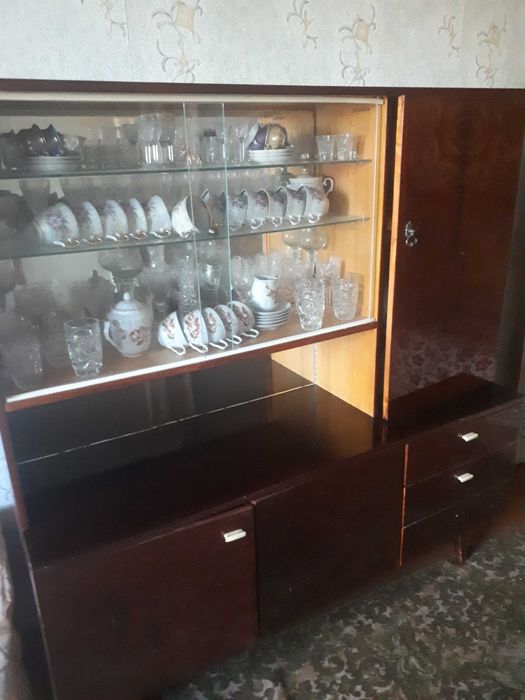 Серванти з посудом, тумба для теревизора + подарунок
