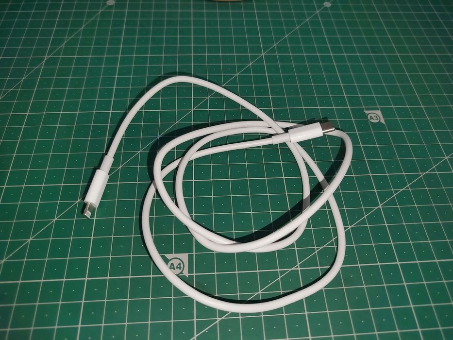 Estação de carregamento USB e vários cabos
