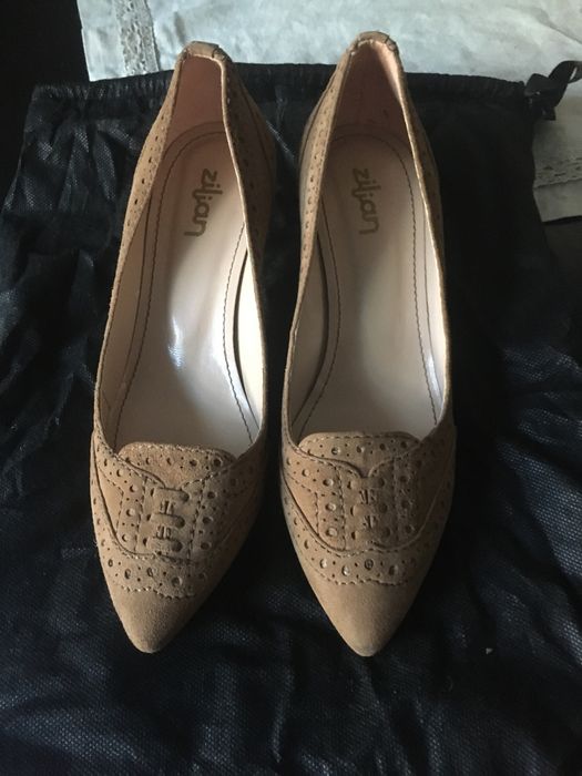 Sapatos altos em camurça
