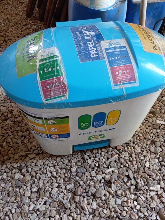 Ecoponto triplo para plástico, vidro e papel