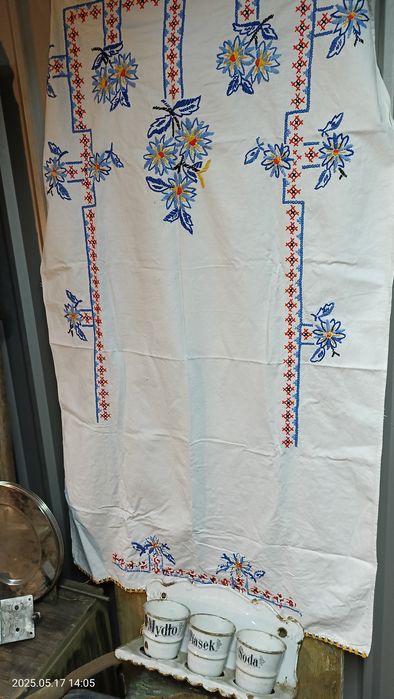 Ręcznie haftowany obrus.
