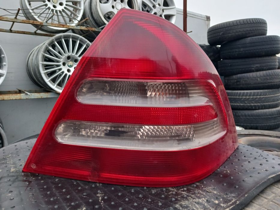 Mercedes w 203 lampa tył prawa lewa seden