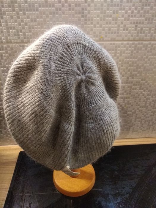 Czapka damska 70%angora z daszkiem.