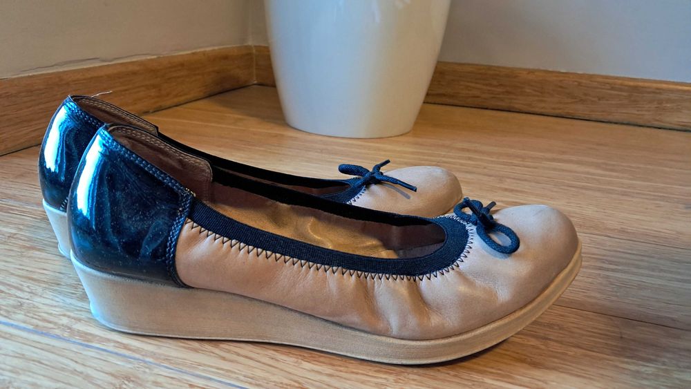 Buty Ryłko rozmiar 40 F , beżowo czarne,  baleriny, półbuty, skóra