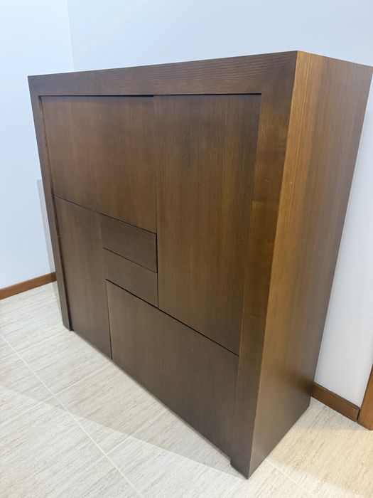 Aparador de madeira com bar embutido