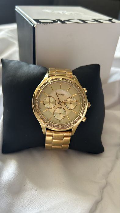 Zegarek damski z cyrkoniami DKNY - idealny