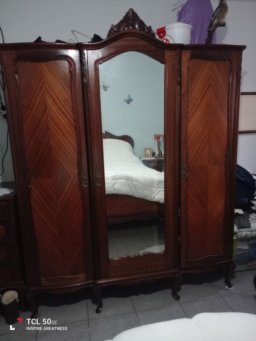 Guarda fatos muito antigo ( centenário) em ótimo estado.