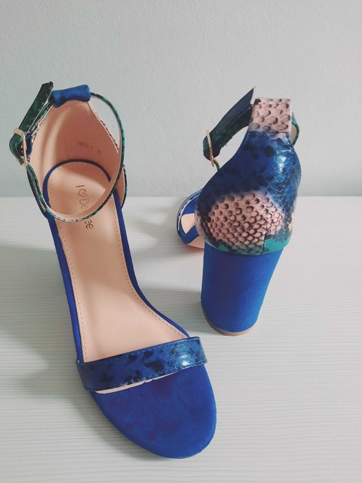 Buty na obcasie w kolorze modrakowym
