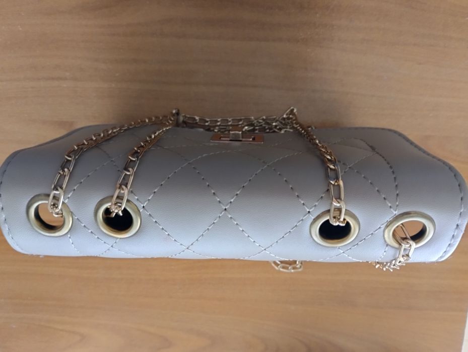 Mala creme com corrente dourada. Nova.