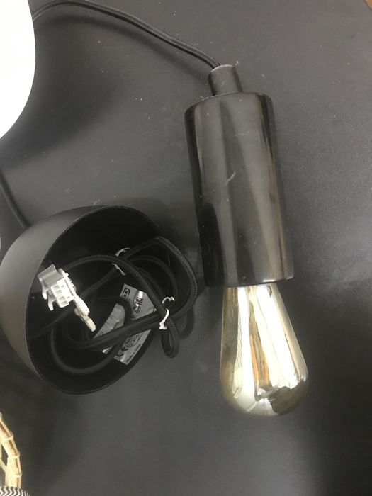 Iluminacao em marmore preto