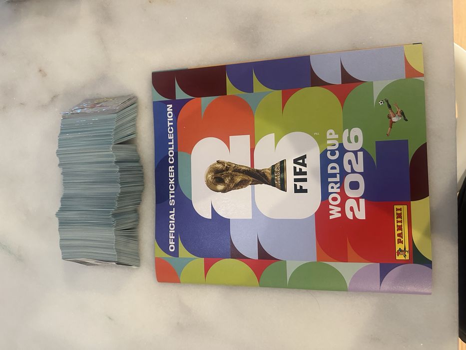 Caderneta do mundial completa com cromos por colar