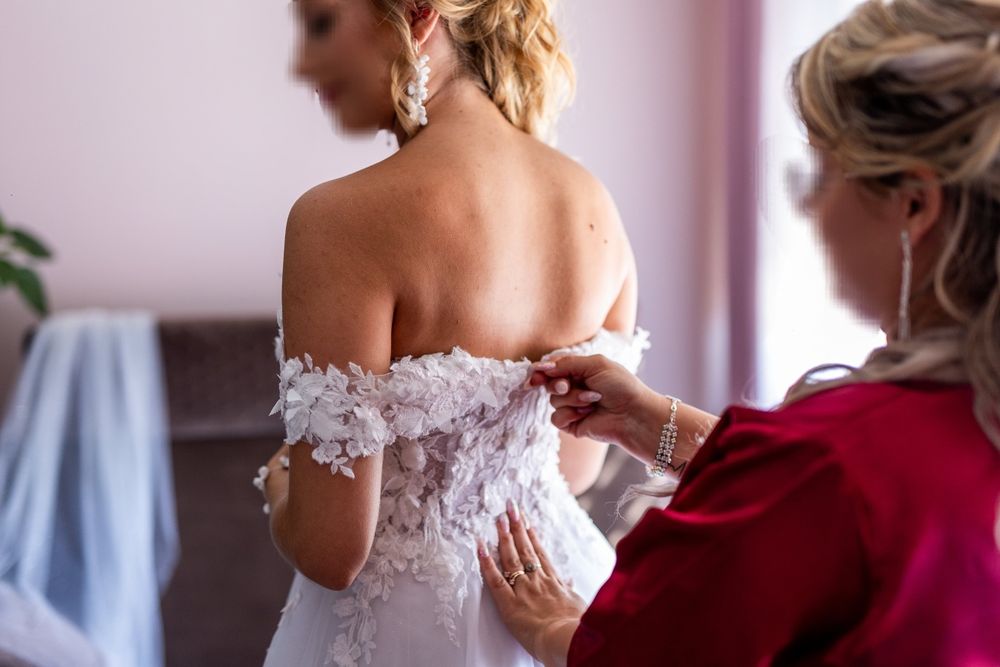 Suknia ślubna czysto biała