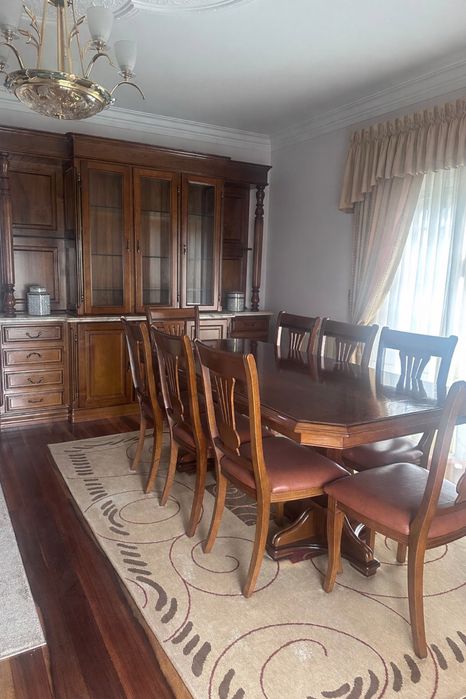 Conjunto de Sala de Jantar em Madeira  – Excelente Estado