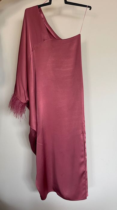 Vestido de manga comprida com decote assimétrico e detalhes em penas L