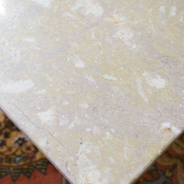 Mesa de centro em madeira talhada e dourada com tampo de mármore