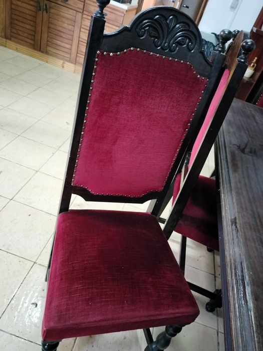 Mesa de sala com 8 cadeiras (bom  estado )