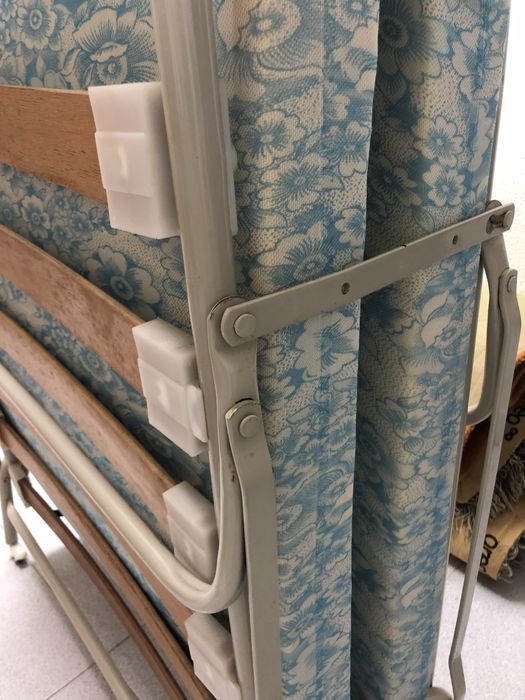 Divâ dobrável com rodas