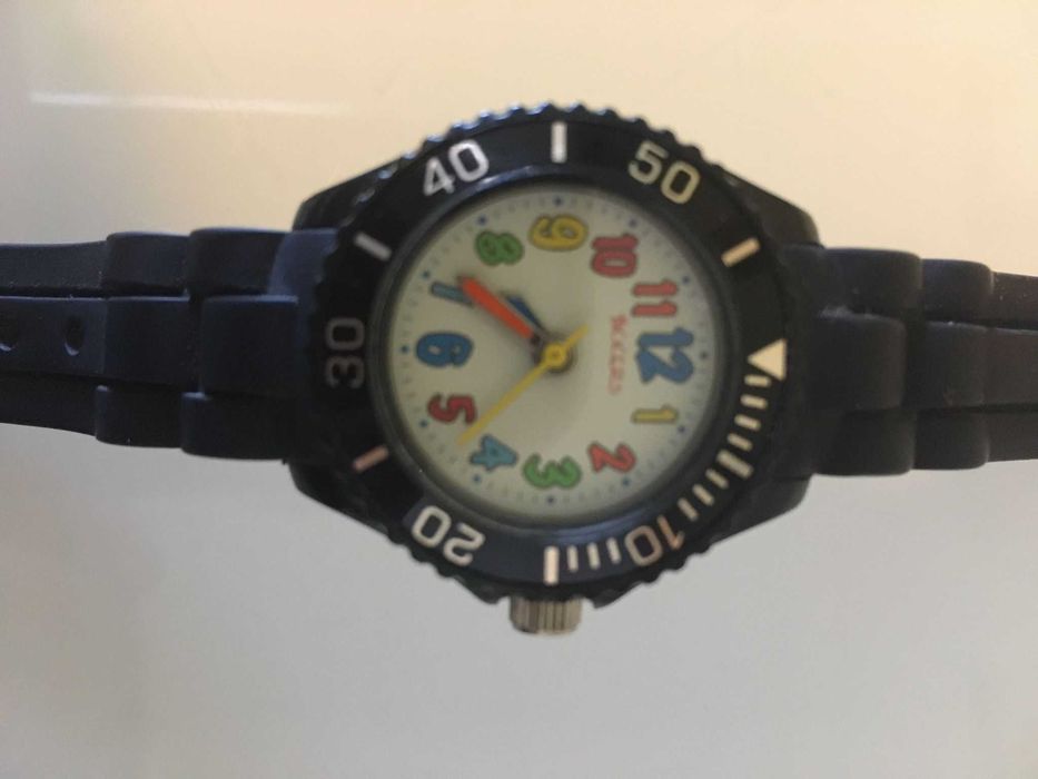 Relógio de Criança com Bracelete em Silicone- EM BOM ESTADO com Caixa