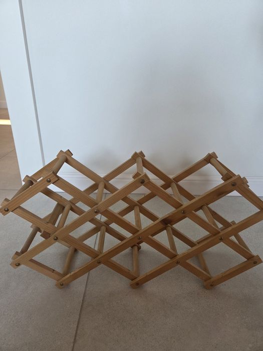 Stojak drewniany na wino