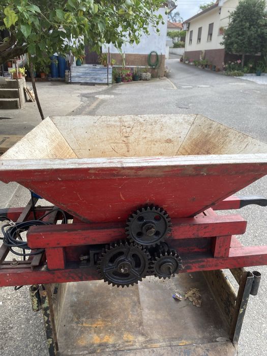 Esmagador de Uvas Antigo com Motor Elétrico – Funcional