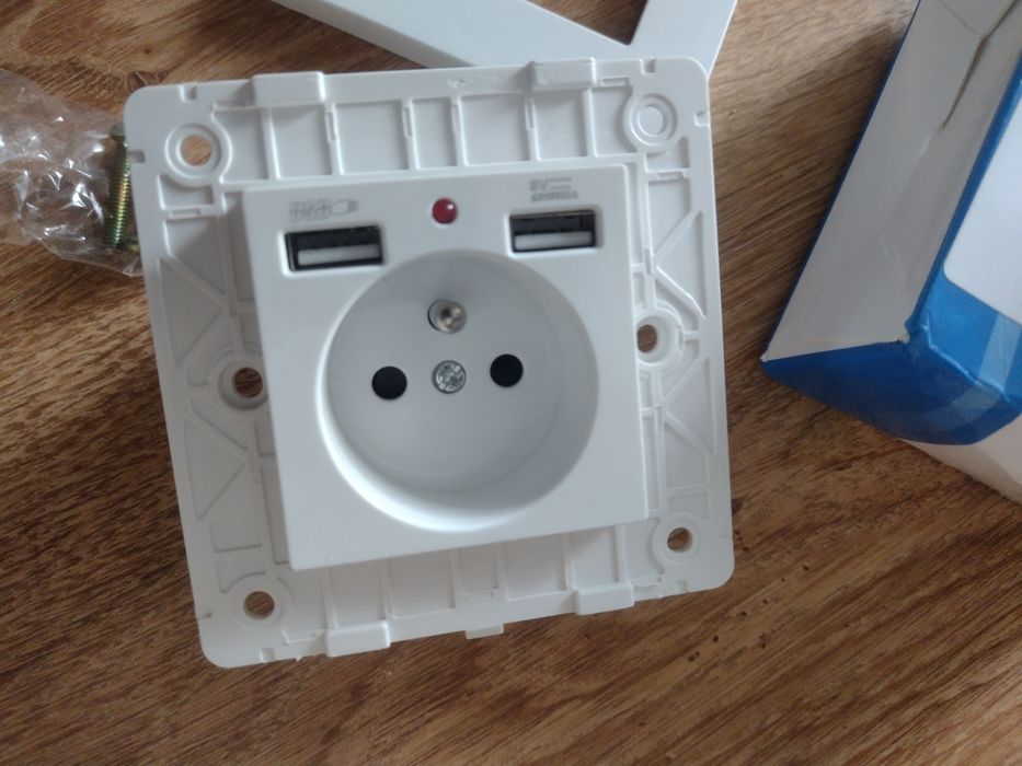 Gniazdko elektryczne z ładowaniem usb switch and socket