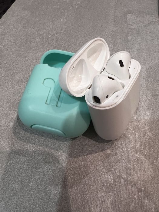 Продам оригинальные Apple AirPods 2 в хорошем состоянии.