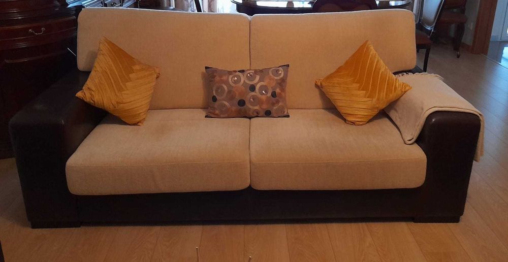 Sofá em estado novo.