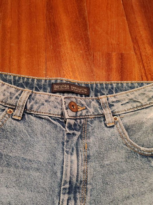 Calções de ganga da marca Bershka. Sem uso.