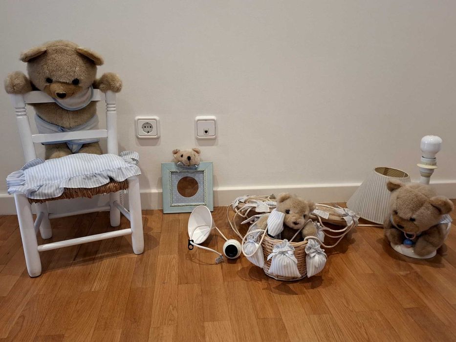 Bebé -Decoração quarto - Cadeira, candeeiros de apoio e teto, molduras