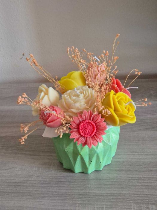 Vela artesanal com flores em taça azul | Feito à mão e únicas