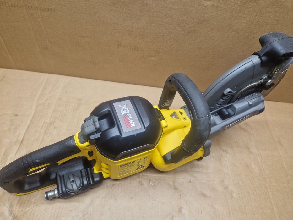 Przecinarka do stali i betonu DEWALT DCS  690 230mm 54v 9Ah