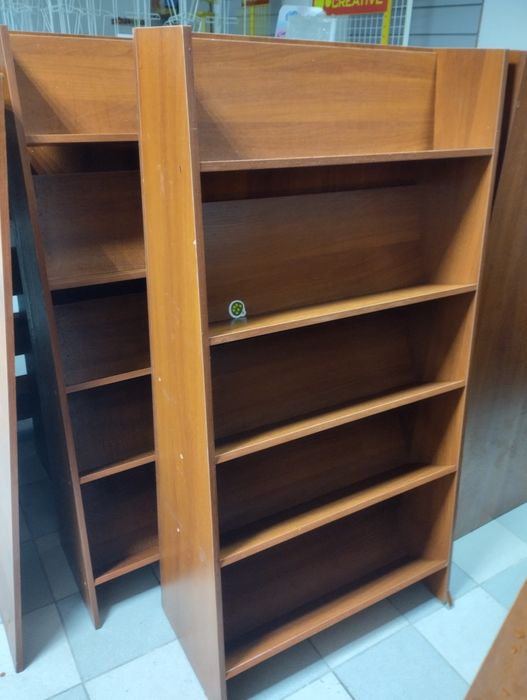 Стелажі під книги