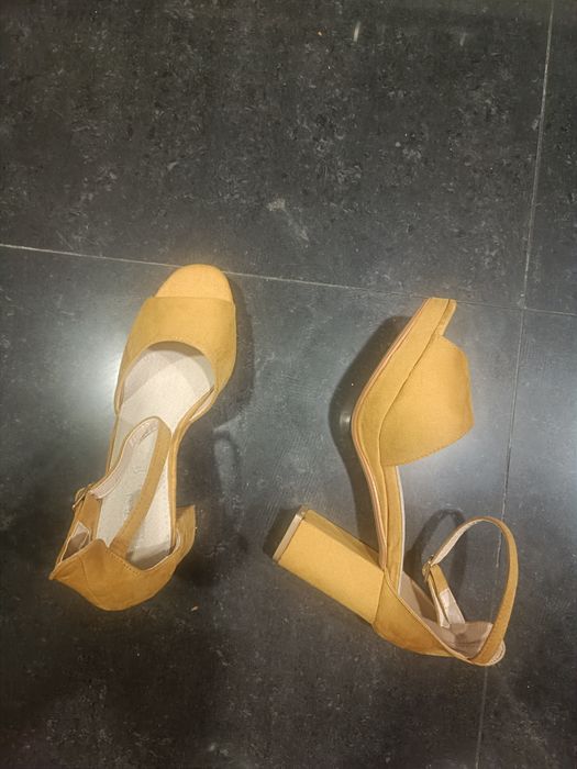 Vários sapatos senhora novos (6€) usados (3€)
