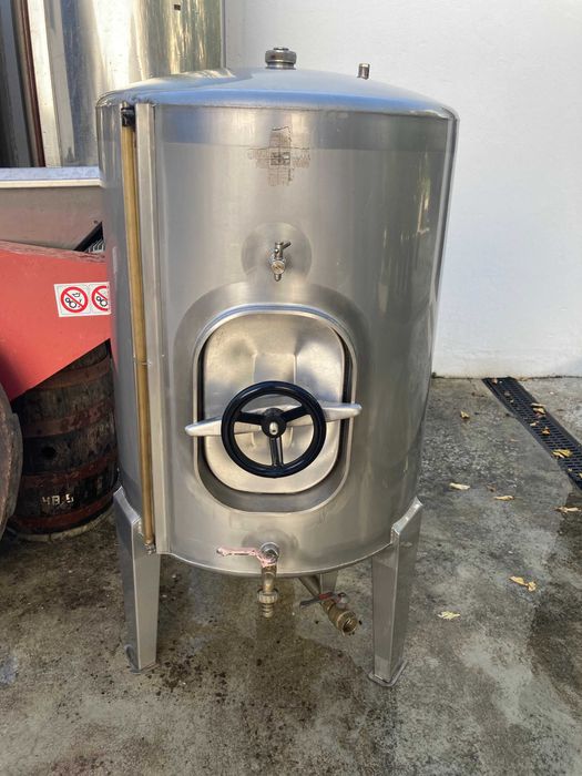 Conjunto de depositos para armazenar vinho, com prensa, esmagador