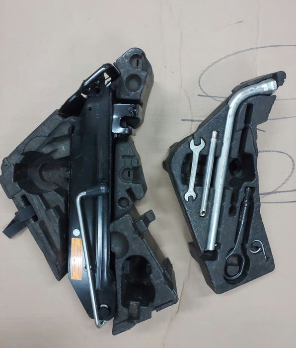 Домкрат Ключ Крюк Audi Q7 4L 2005- 15 р.Запаска Докатка