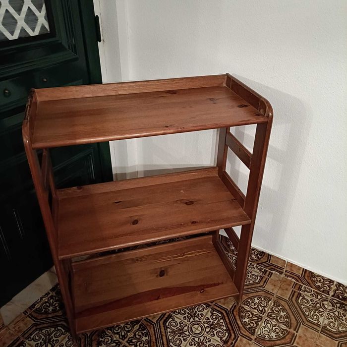 Móvel / Aparador em madeira - Usado, em bom estado