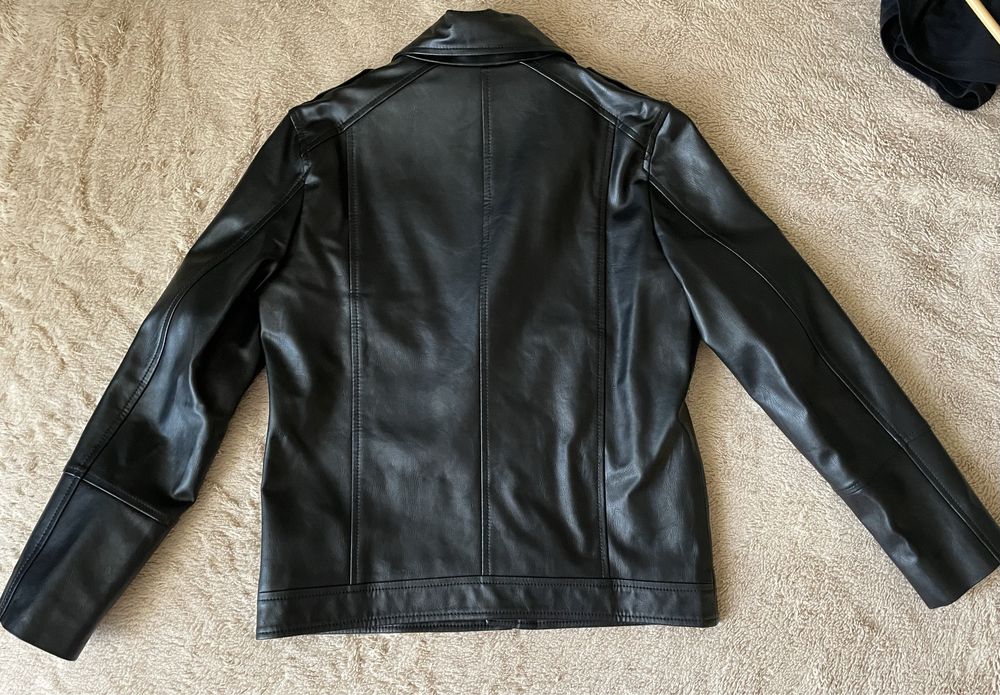 Куртка зі штучноі шкіри