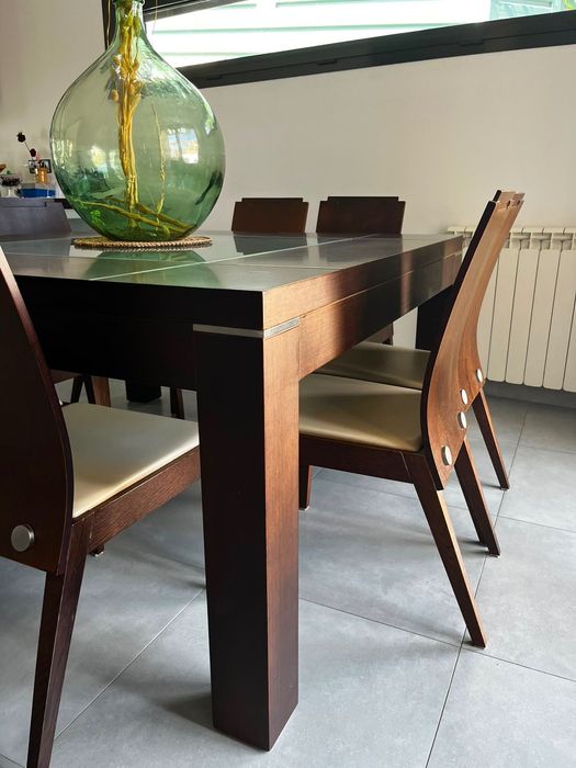 Mesa quadrada de madeira e vidro e 8 cadeiras para sala de jantar