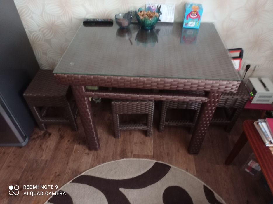 Продам стіл разом зі стільцями ротанговий