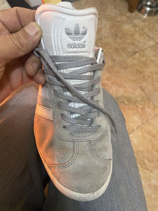 Dapatilhas dois pares de sapatilhas usados como novos