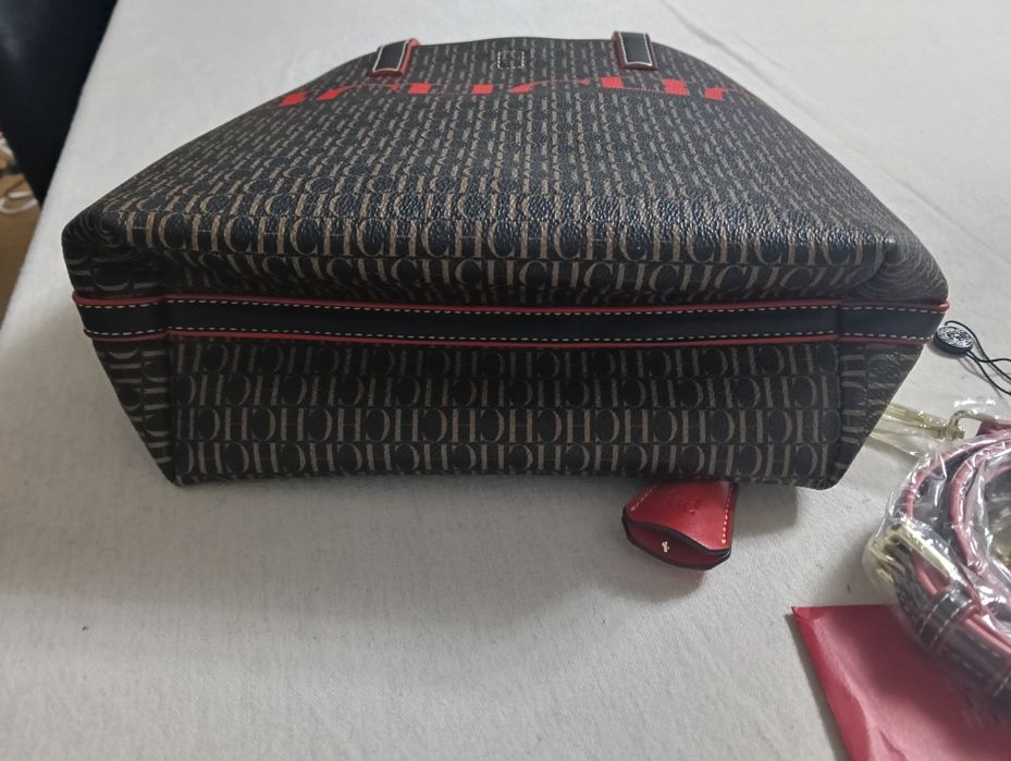 Mala em castanho e vermelho